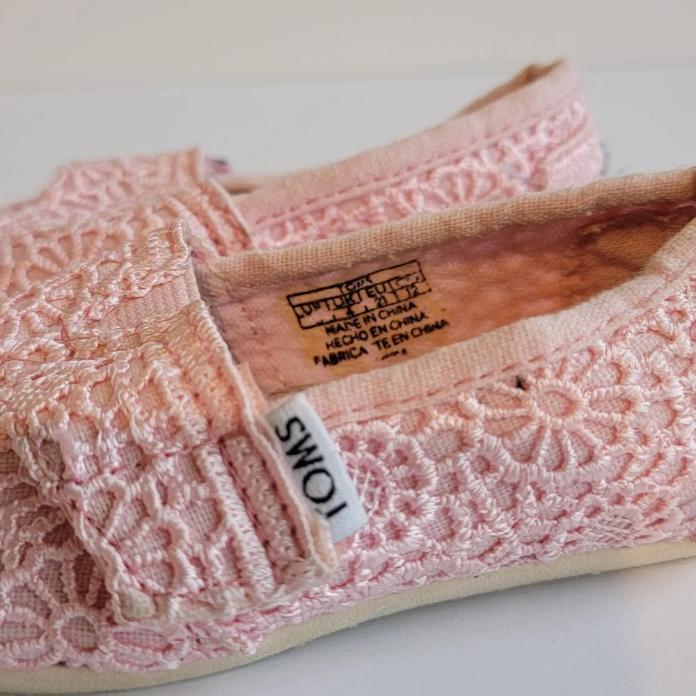 Toms Baby Shoes Size 5 flats pink lace leather insole excellent baby girl shoes